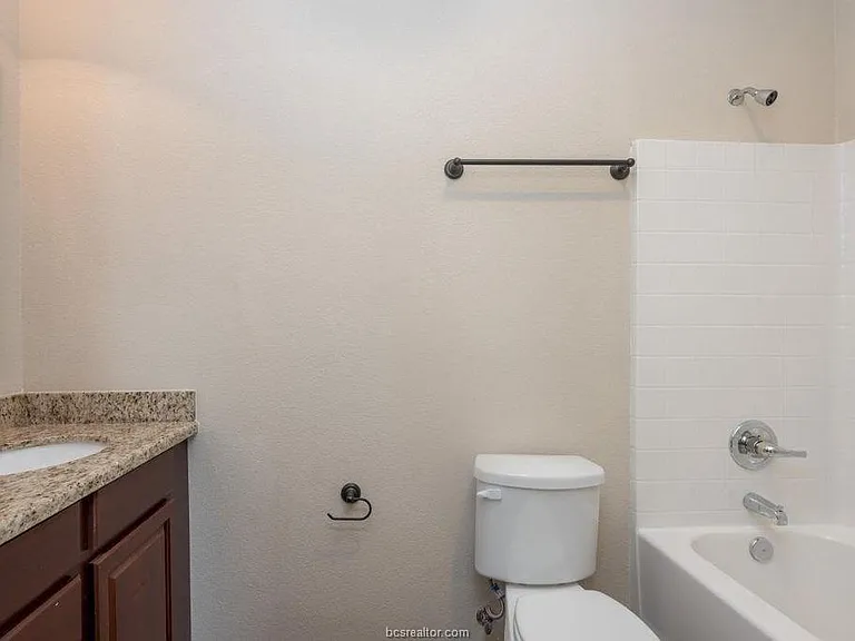404 Ash St E — Photo 15