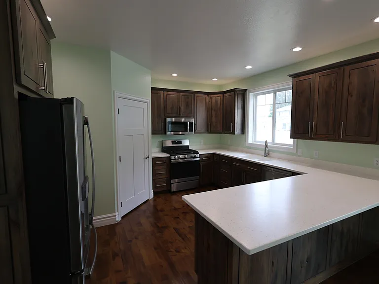 137 10th St W — Photo 10