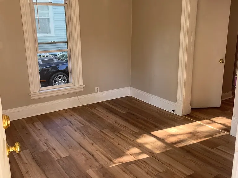 540 Livingston Ave NE — Photo 17