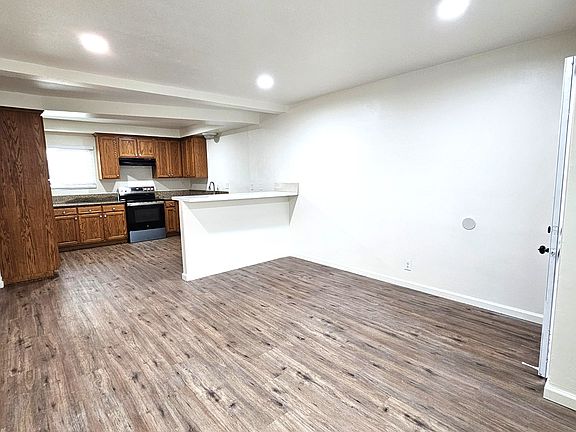 3rd image of 11516 Eucalyptus Ave