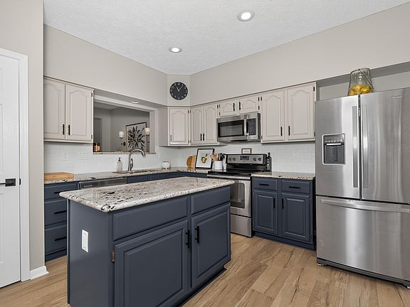 4th image of 10819 Sawgrass Ct