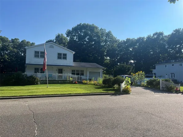 8 Virginia Drive, Medford, NY 11763