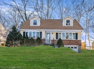 21 Valleywood Drive, Huntington Station, NY 11746