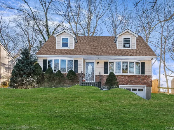 21 Valleywood Drive, Huntington Station, NY 11746