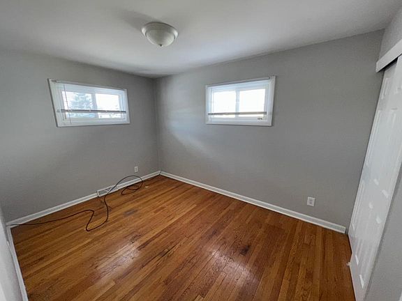 5th image of 15529 Elm St