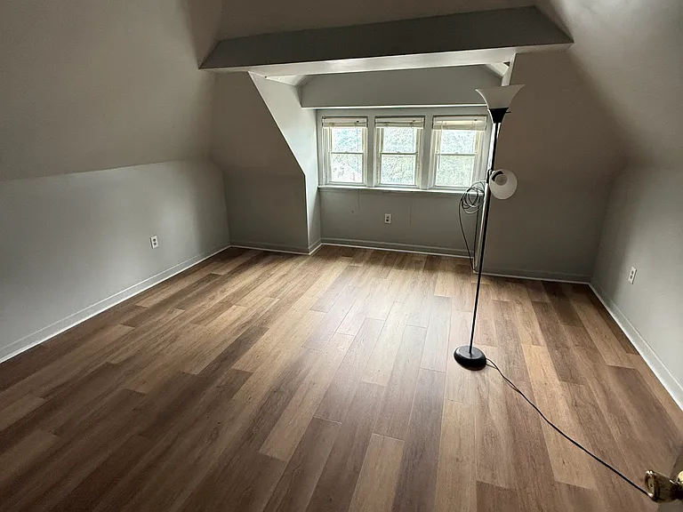 45 Glenmore Ave — Photo 13