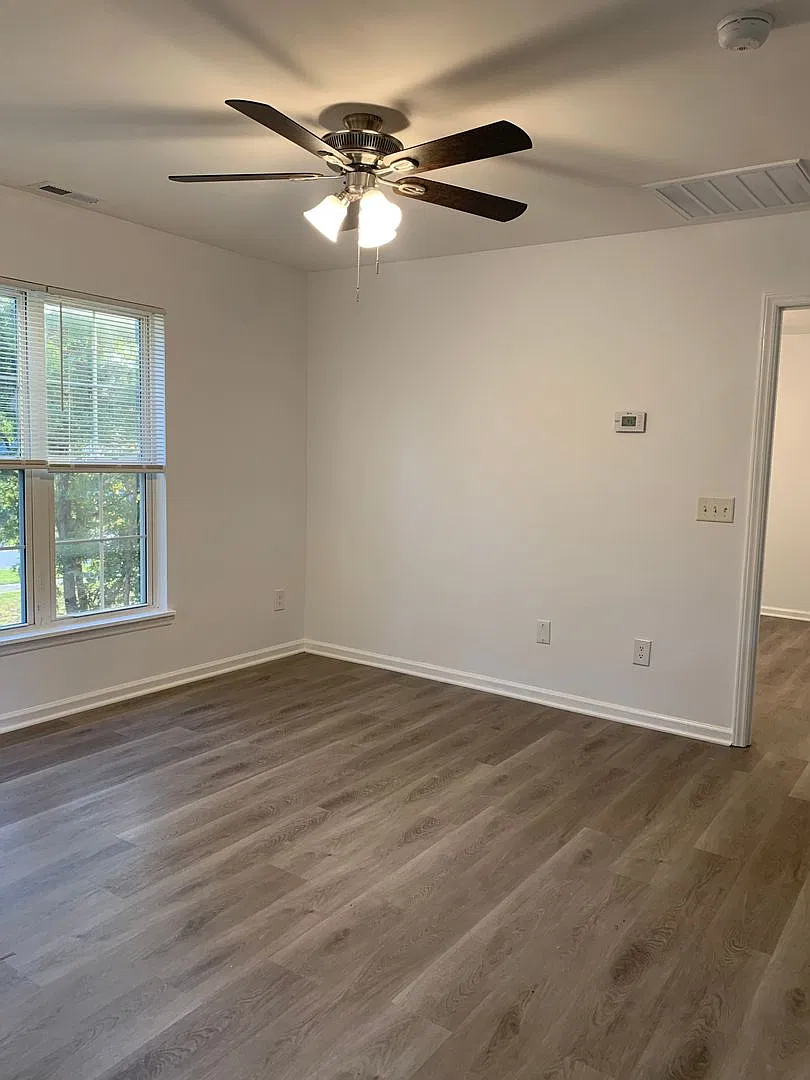1 Bedroom House w/Garage & Storage on Wallington Road Available Now — Photo 3