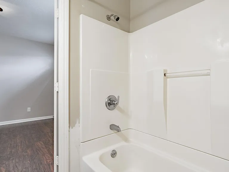1014 Schiller Ave — Photo 17
