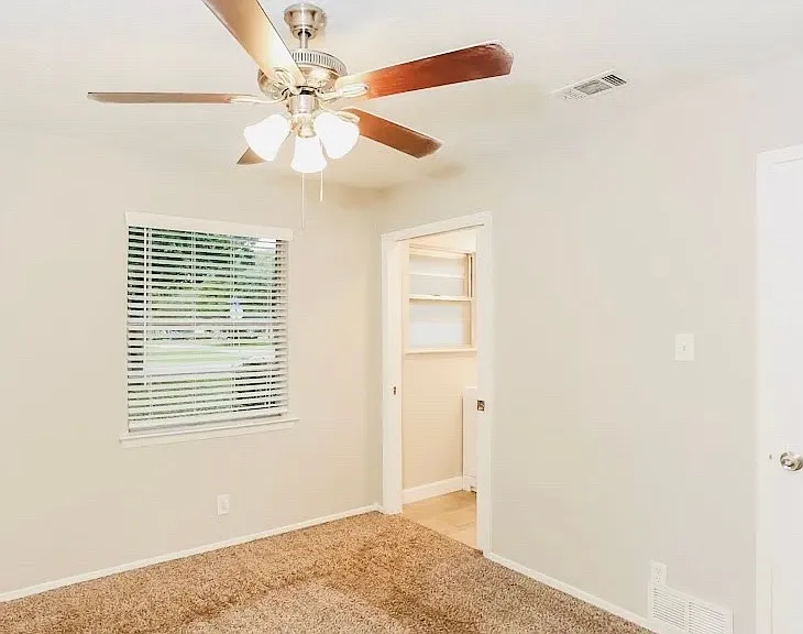 819 Clover Park Dr — Photo 3