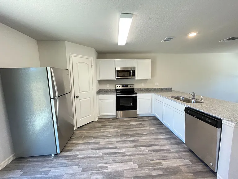 1630 Tench Ct — Photo 4