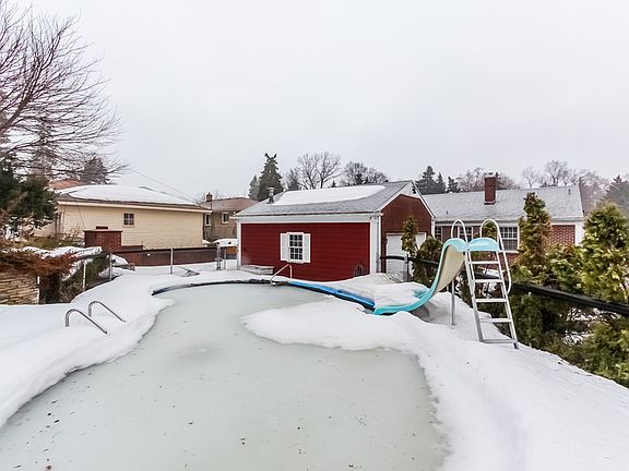 5th image of 1748 Lake Michigan Dr NW
