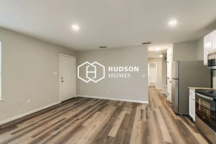 1320 Oak St — Photo 5
