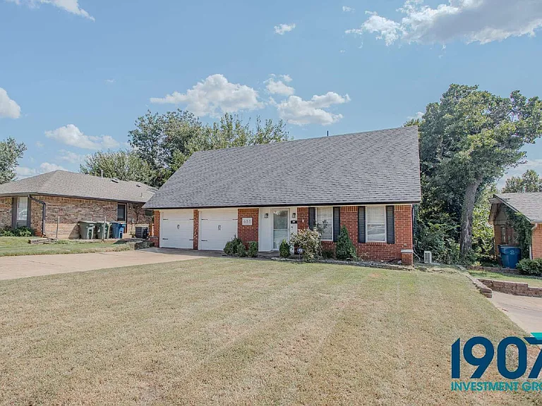 616 Redstone Ave — Photo 2