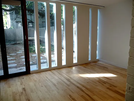 Rented by Perry Associates NYC Inc | media 17