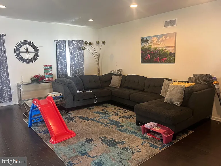 141 Graystone Dr — Photo 4