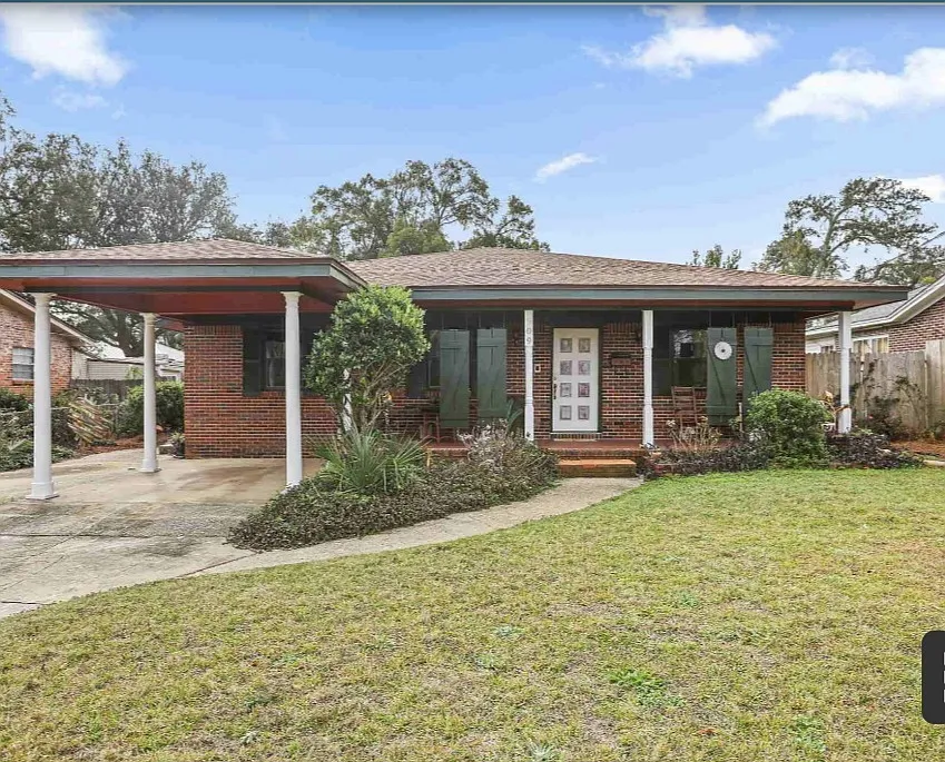 909 W Lloyd St — Photo 2