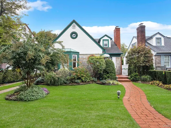 18 School Street, Malverne, NY 11565