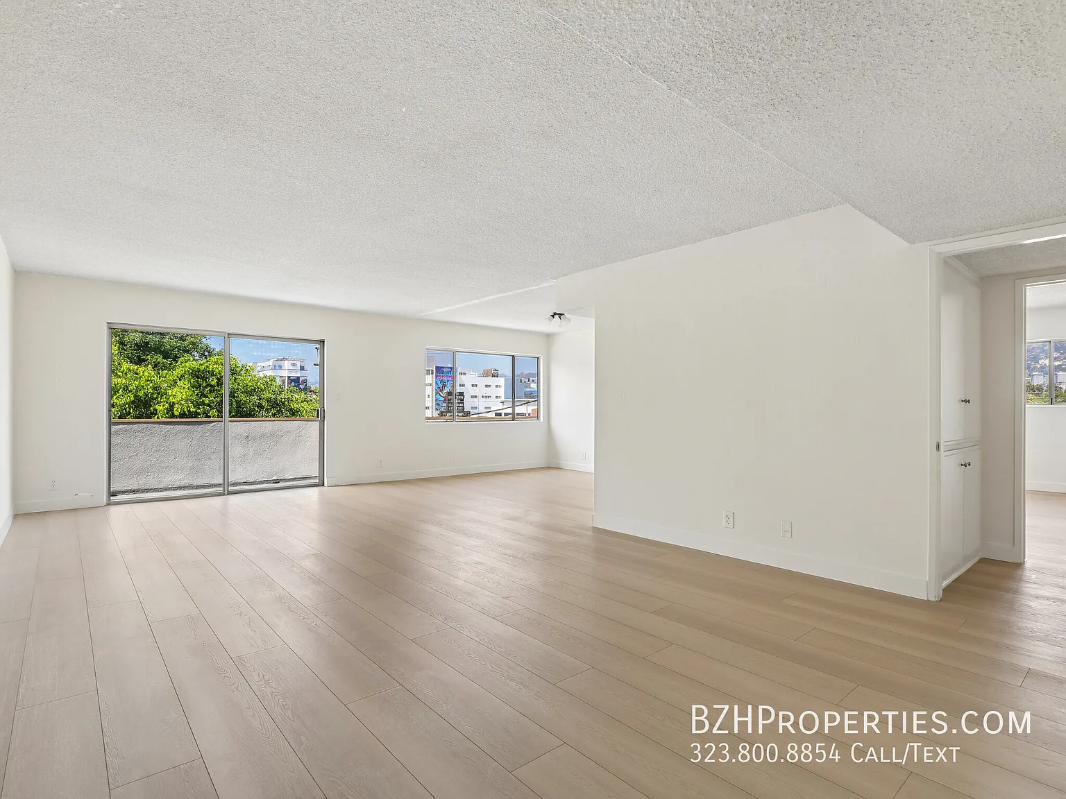 Top Floor Beverly Grove 2 Bedroom with Balcony and Parking — Photo 2