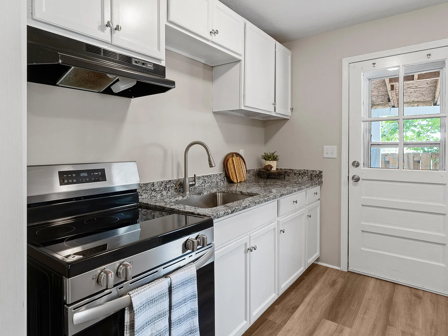 2 bed, 1.0 bath, 840 sqft, $1,200 — Photo 3