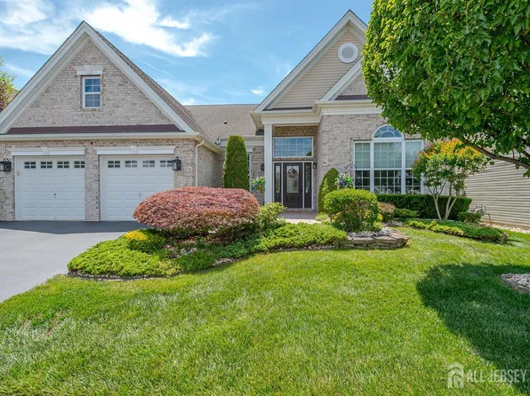 160 Tournament Dr, Monroe Township, NJ 08831