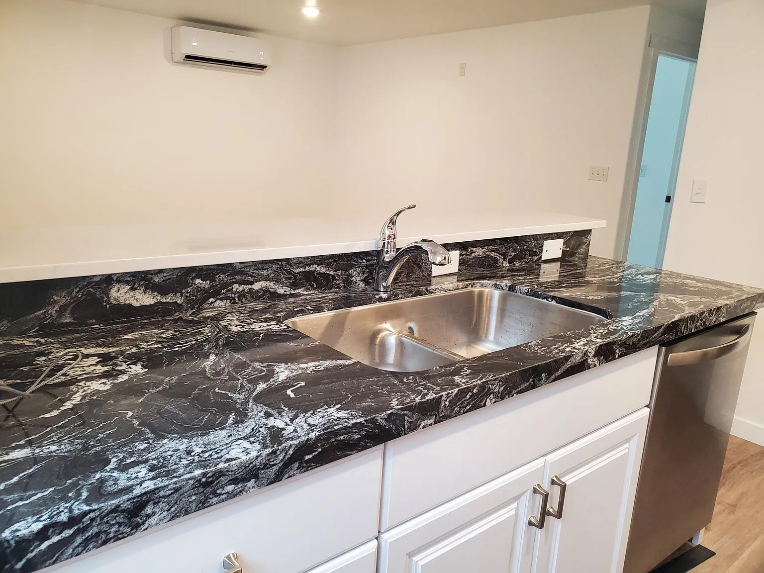 1 bed, 800 sqft, $1,200 — Photo 3