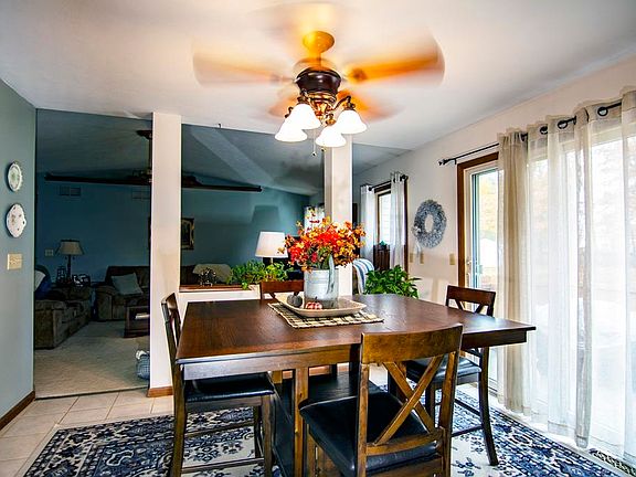 4th image of 23027 Montrose Cir
