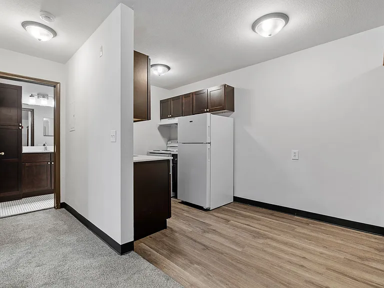 Lake Street Manor — Photo 22