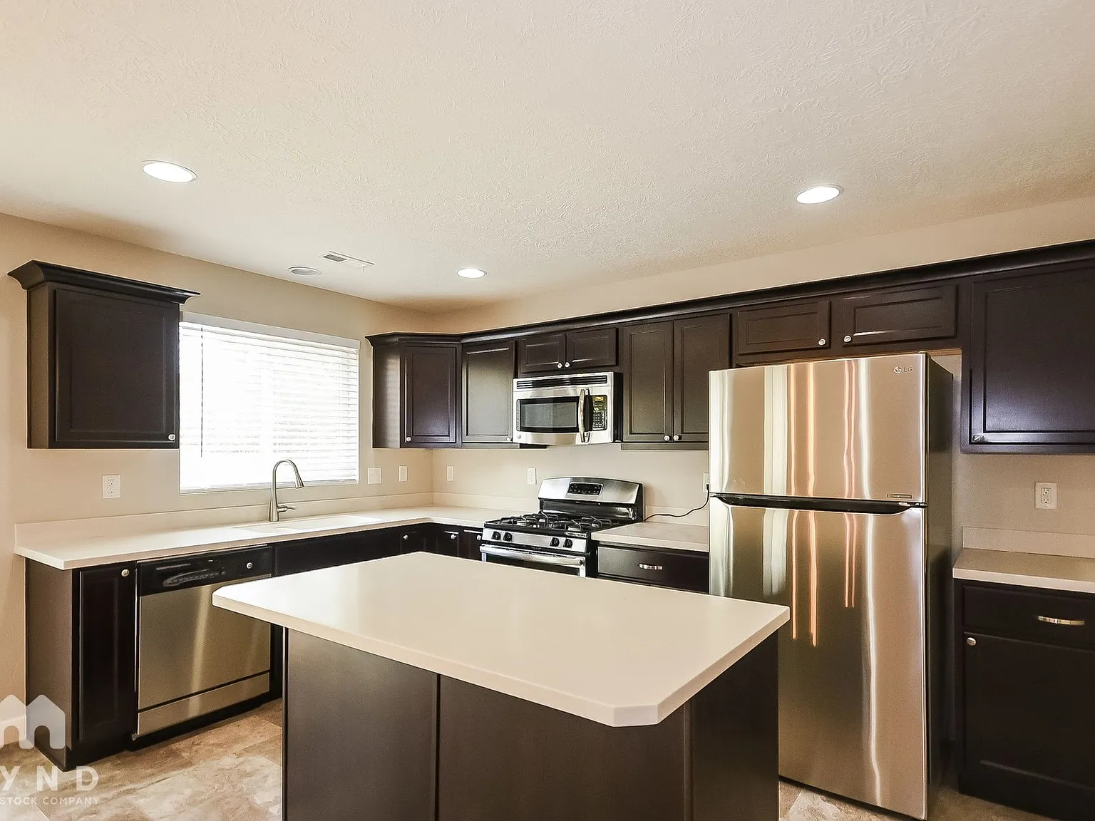 3 bed, 2.5 bath, 1740 sqft, $2,425 — Photo 2