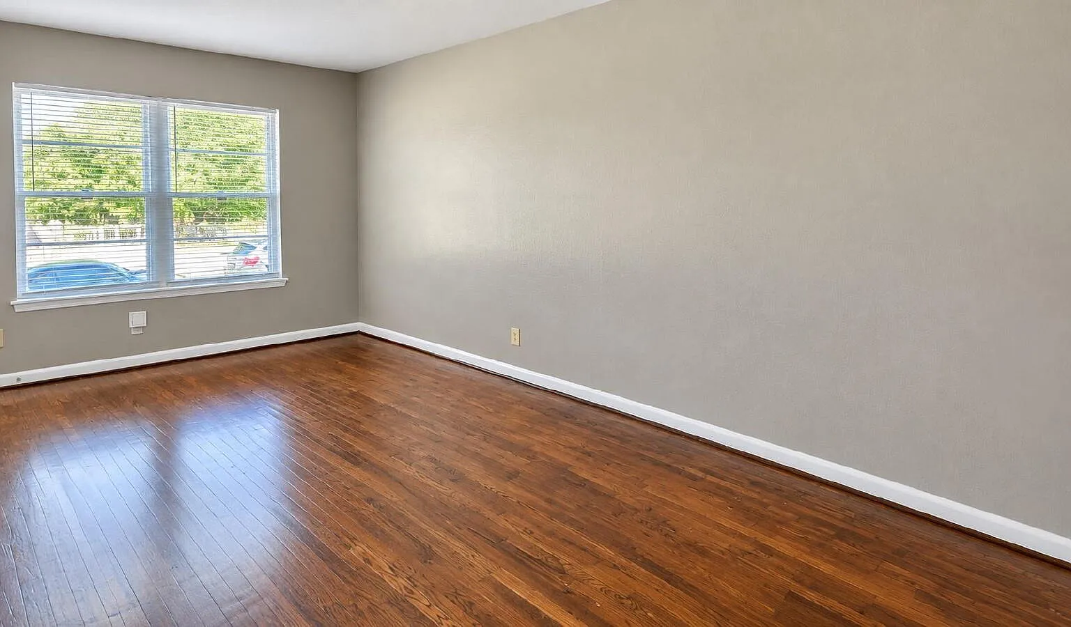 2 bed, 1.0 bath, 912 sqft, $1,275 — Photo 4