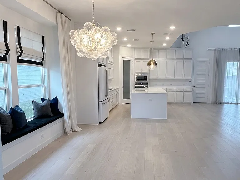 1010 Kennedy Dr — Photo 5