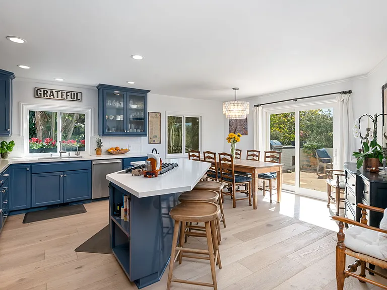 Brand new kitchen and appliances - Viking Oven
