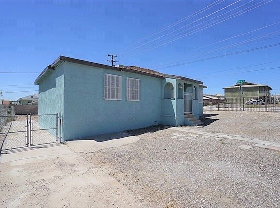 3rd image of 1400 E Carson Ave