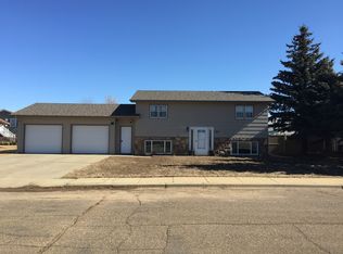 583 6th Ave SW, Dickinson, ND 58601