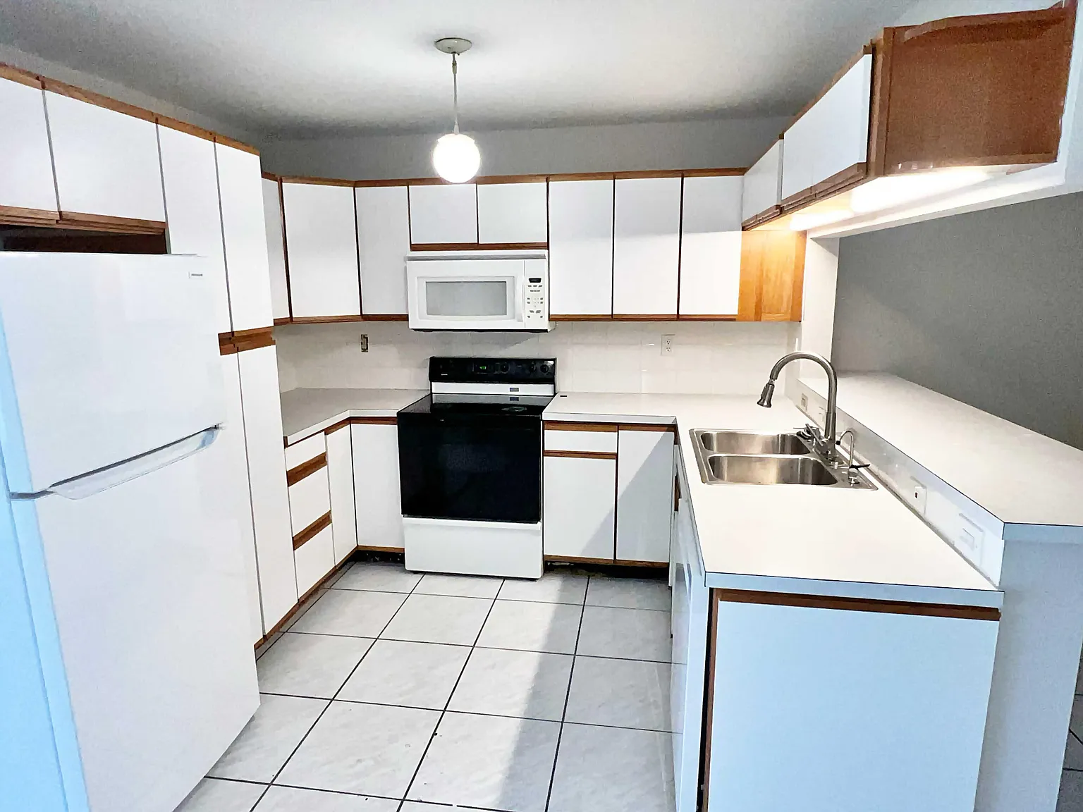 3 bed, 2.0 bath, 3156 sqft, $2,800 — Photo 2