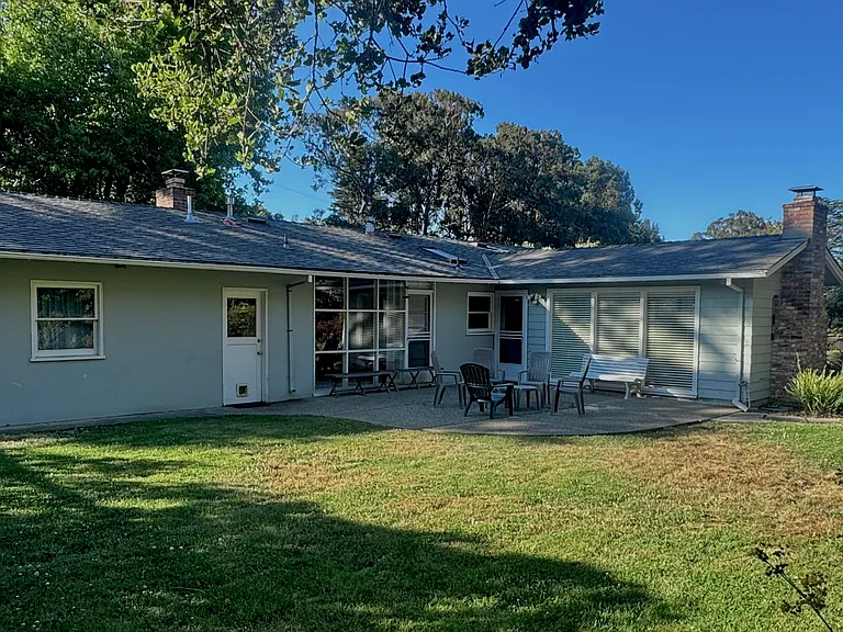 Laurelwood Dr — Photo 25