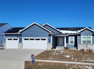 2826 Royal Oak Ridge Rd, Marion, IA 52302