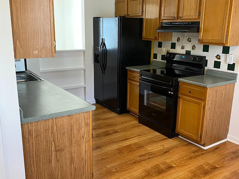 517 Kingdom Ct — Photo 3