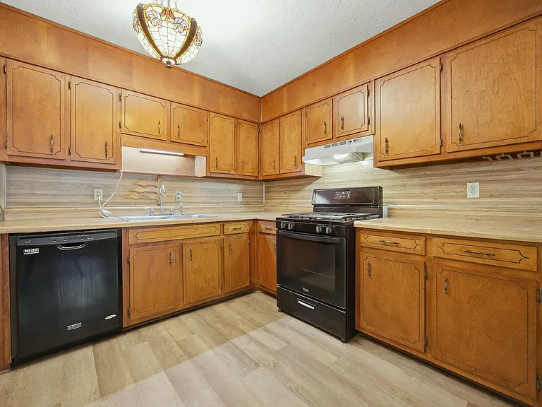 1701 Rose Garden Ln — Photo 17