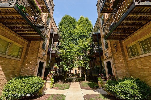Welcome home to Chicago's Lincoln Park. Home to DePaul University and steps to the L, main train lines, Lake Michigan, Old Town, Gold Coast, Oz Park, restaurants, bars, shopping and all else Chicago has to offer. Easy access to Lakeshore Drive.
