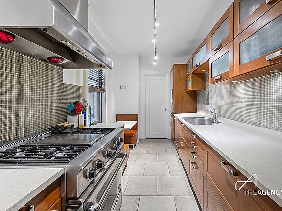 3rd image of 146 E 49th St #6CD
