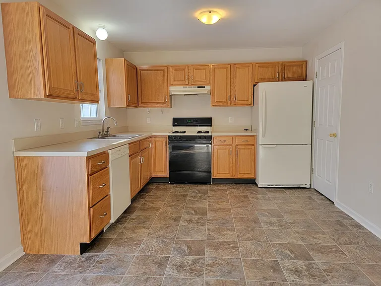 673 Rockwood Dr — Photo 2