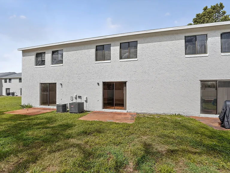 Southern Villas — Photo 34