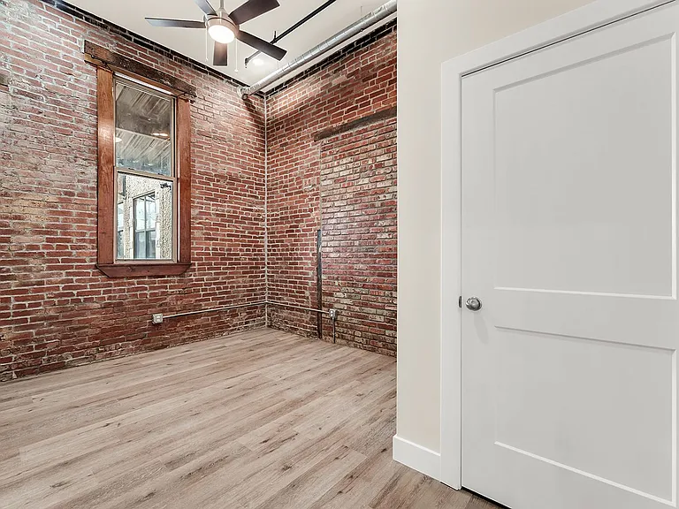 235 N Market Ave — Photo 37