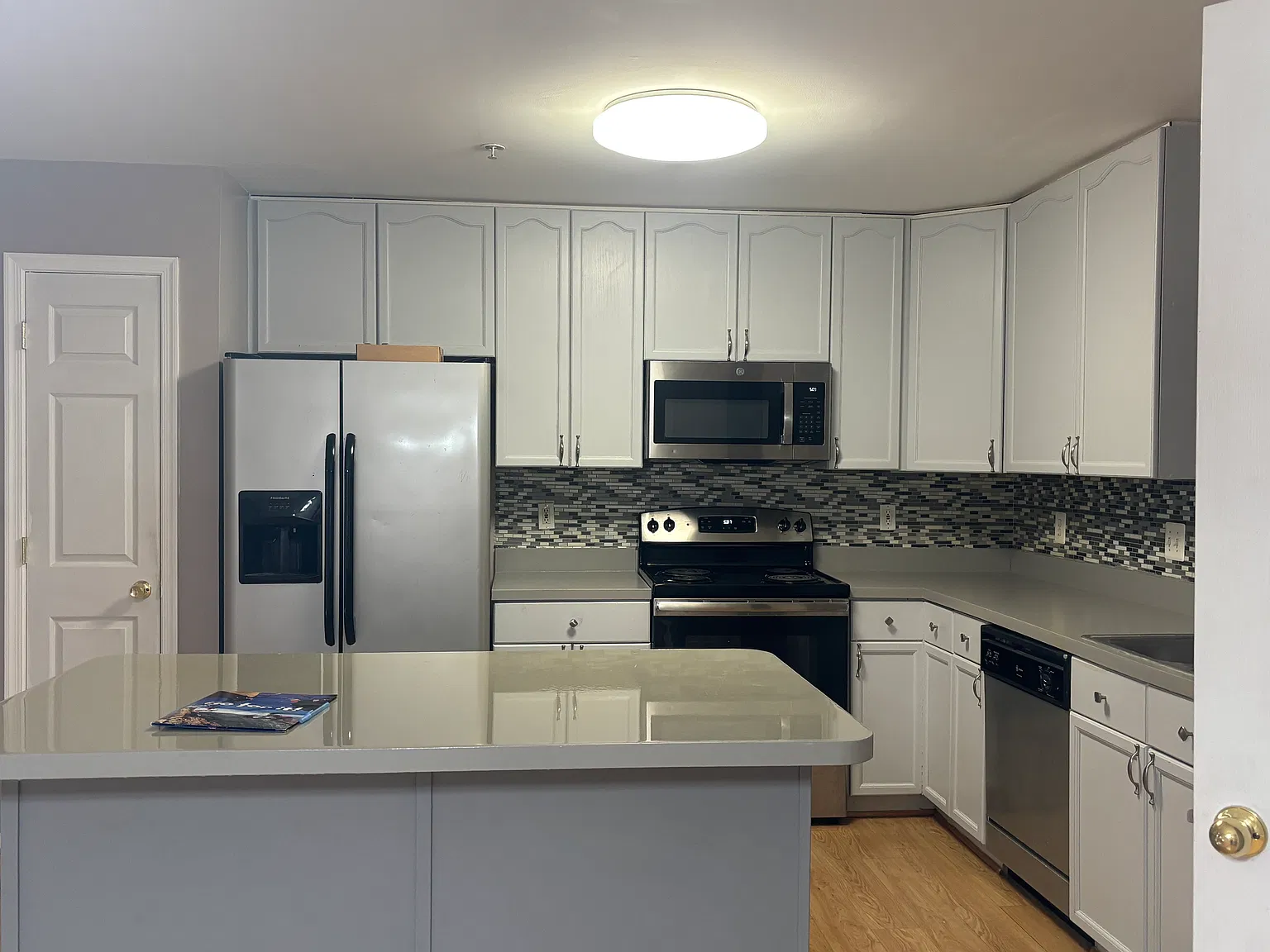 4 bed, 3.5 bath, 2600 sqft, $2,699 — Photo 3