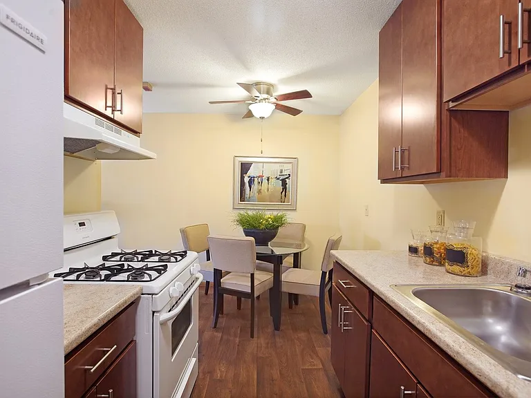 Moonraker Apartments — Photo 2