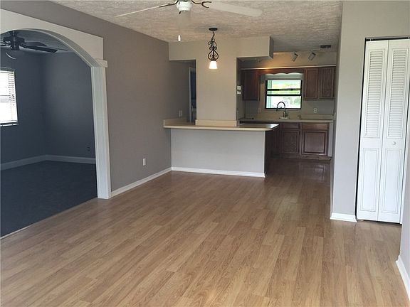 3rd image of 864 SW 35th St