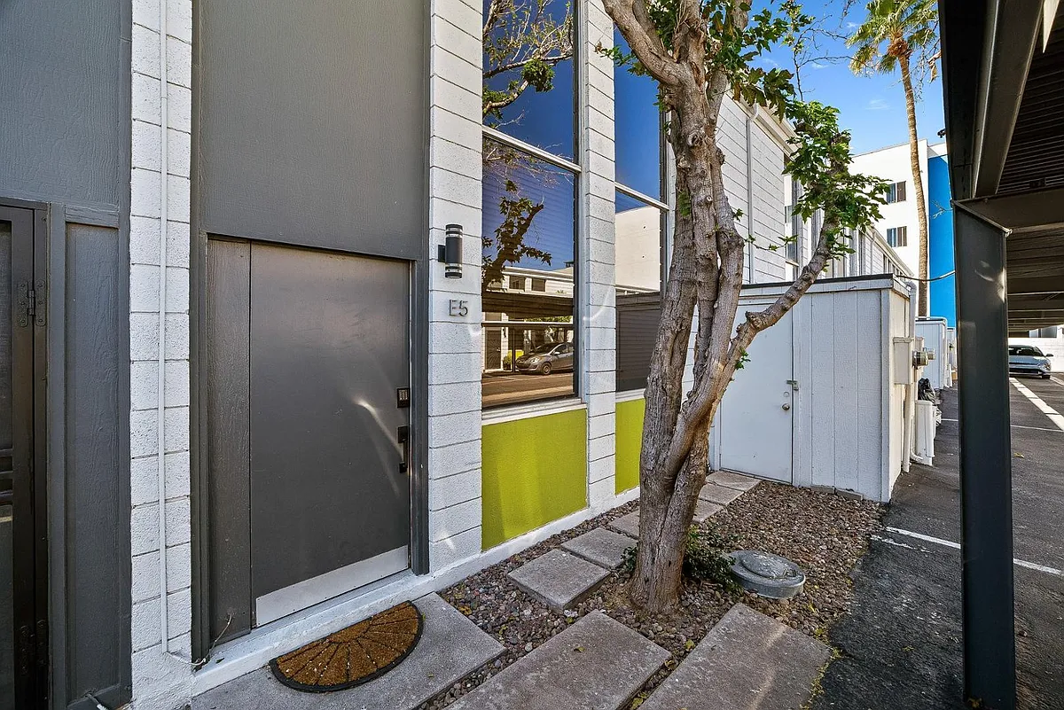 Building Photo - 385 W Pierson St #E5