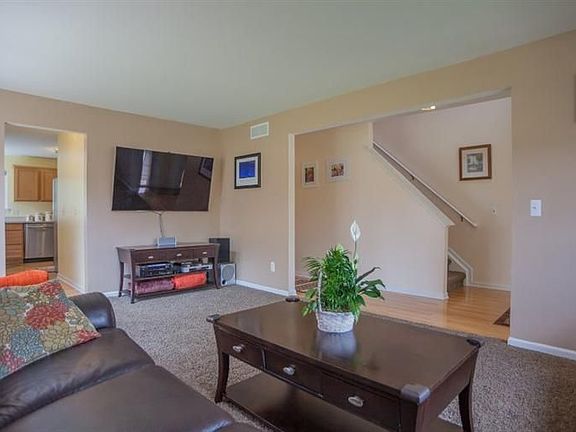 3rd image of 8477 Parkridge Dr