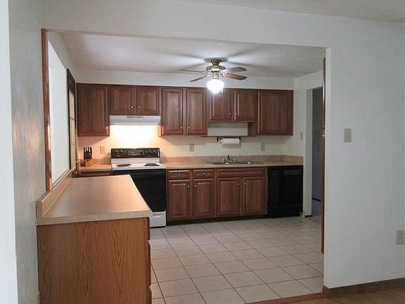 Nice open floor plan for easy entertaining