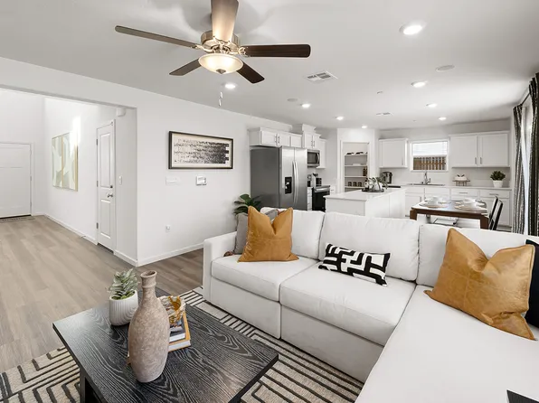 1900 Oak Falls Ct, Tulare, CA